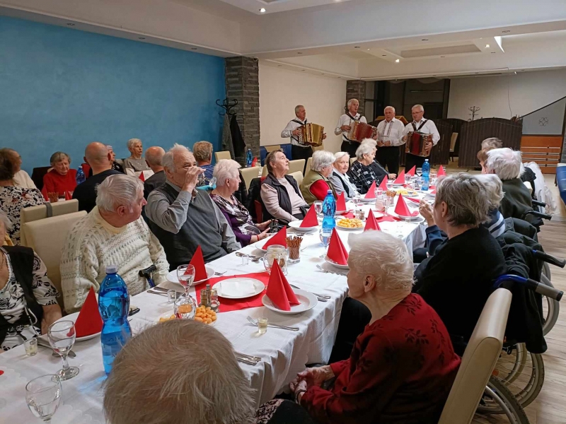 Mesiac úcty k starším 2013